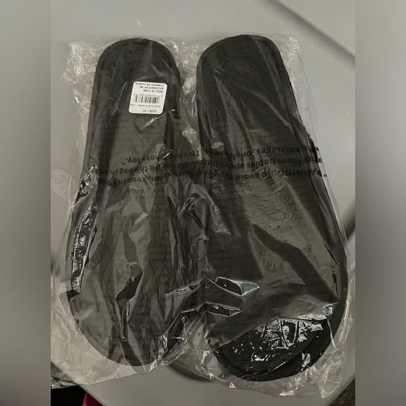 Ladies Slippers - Picture 2 of 3